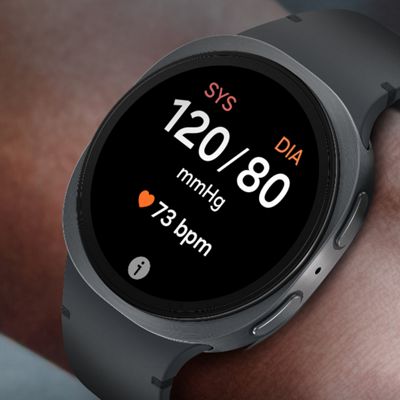Primer plano de la pantalla de un reloj Samsung en el que se muestran la presión arterial sistólica y diastólica junto con la frecuencia cardíaca.