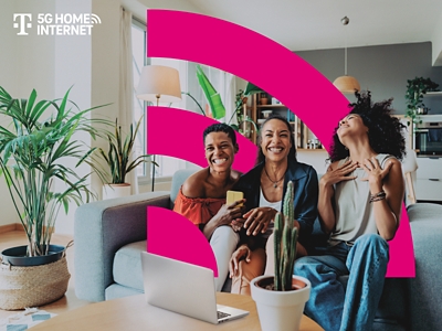 Tres mujeres sonríen en un sofá con una laptop abierta delante.