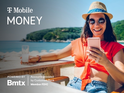 Persona con su smartphone sentada a una mesa en un balneario