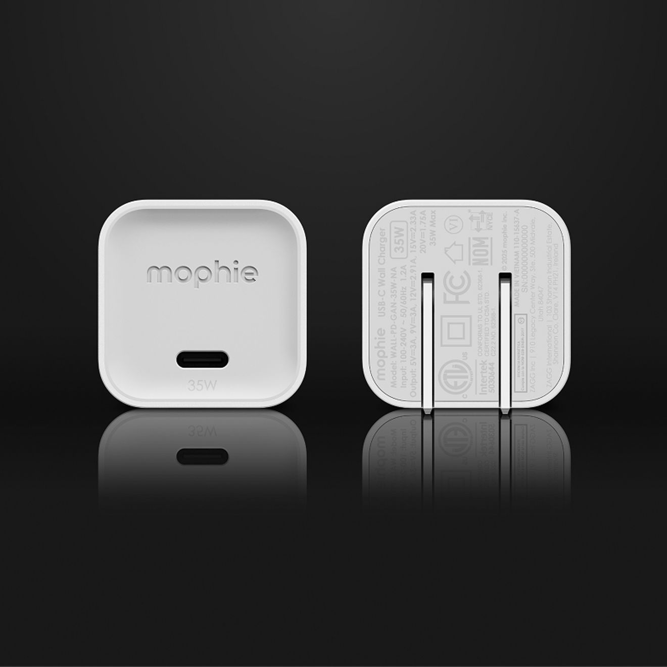 Vistas frontal y trasera de un cargador de pared Mophie USB-C de 35 W blanco y compacto, con un único puerto USB-C y clavijas plegables.