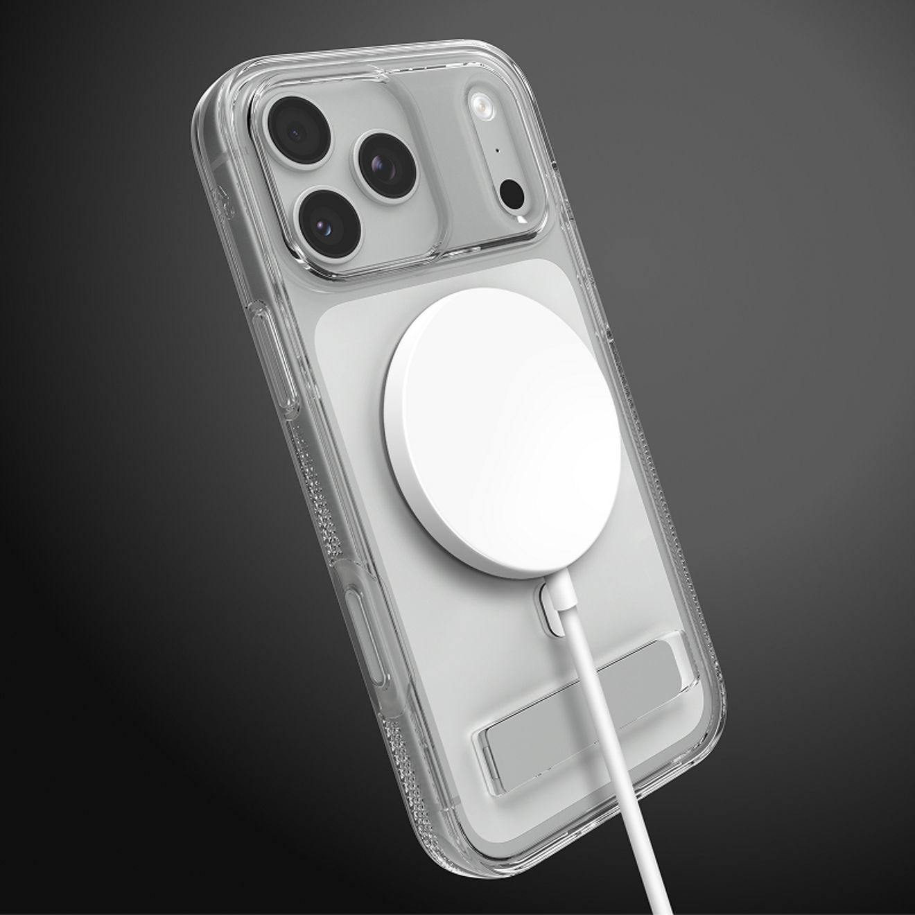 Un iPhone 17 Pro color plata con una funda transparente ZAGG con soporte integrado, se carga con un cargador MagSafe blanco acoplado a la parte trasera.