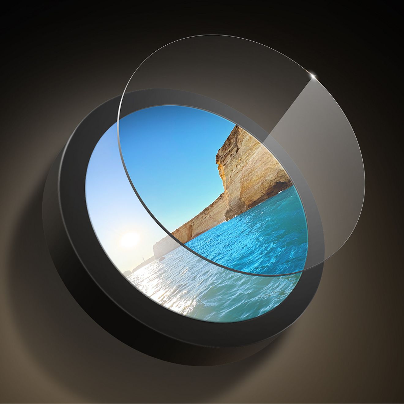 Un filtro de privacidad ZAGG en 4 direcciones muestra una escena costera, con una capa transparente que ilustra cómo la pantalla limita la visibilidad desde diferentes ángulos de visión.