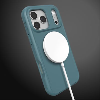 Un iPhone 17 Pro plateado, dentro de una funda protectora ZAGG Teton azul, se carga con un cargador MagSafe blanco acoplado magnéticamente a la parte trasera.