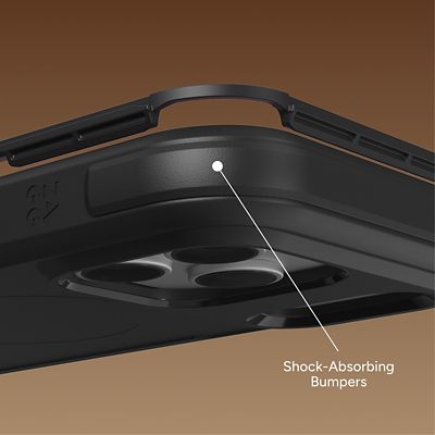 Vista en primer plano y en sección transversal de un iPhone dentro de una funda protectora Rainier negra, con las palabras "bordes amortiguadores" en la esquina inferior izquierda.