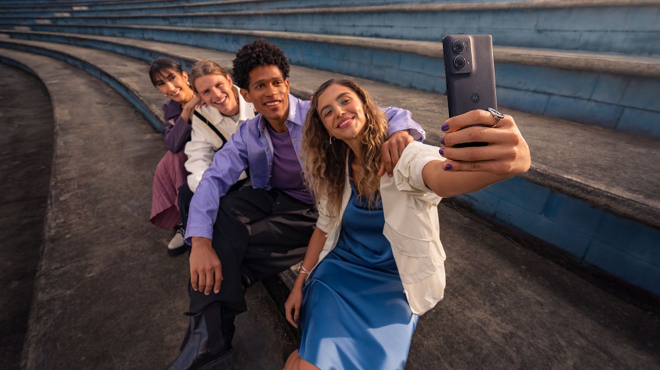 Un pequeño grupo de amigos se toma un selfie con un smartphone.