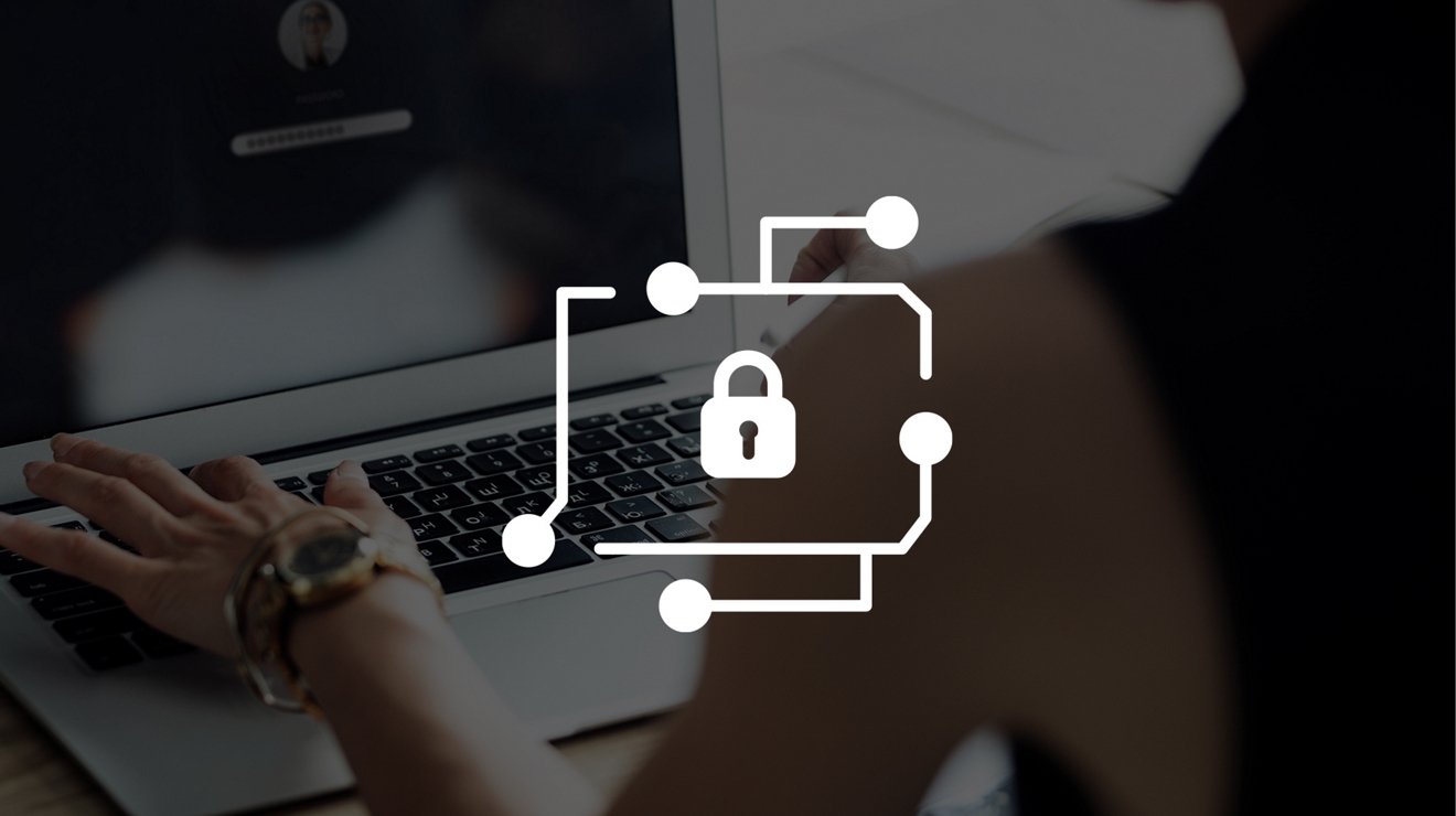 Persona escribiendo en una laptop.