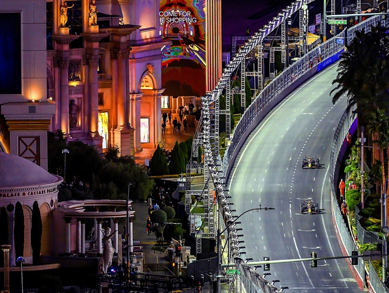Vista aérea de los autos de la Fórmula 1 tomando una curva del circuito.