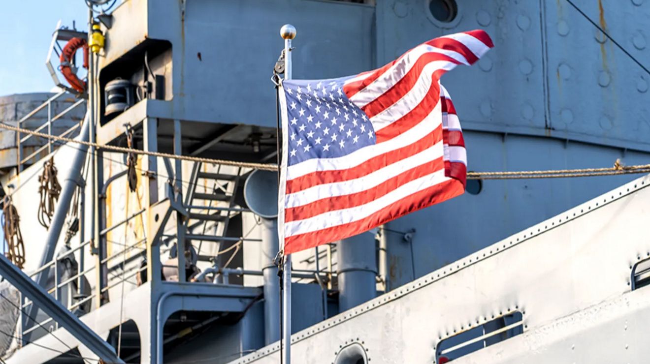 La bandera estadounidense ondeando en un buque de la Armada de los Estados Unidos.