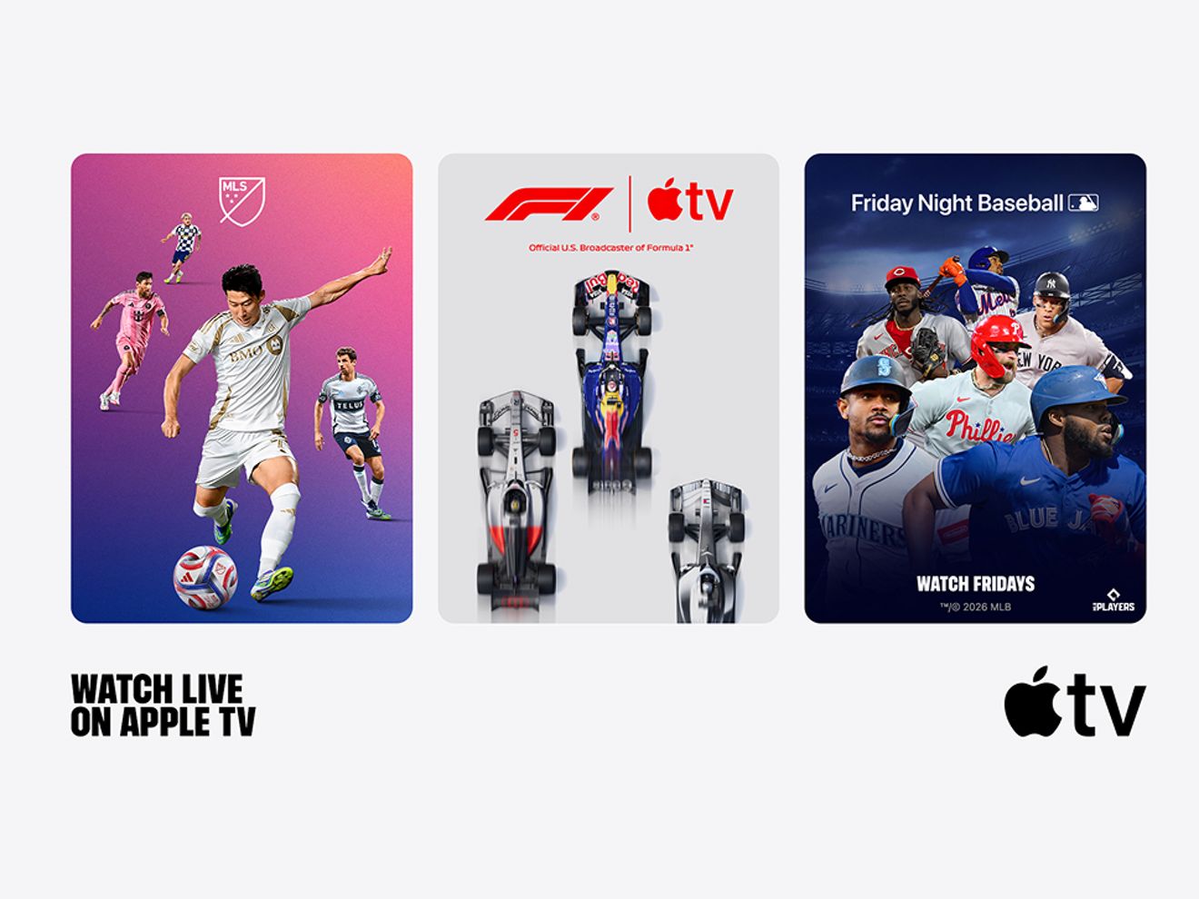 "Míralo en vivo en Apple TV" en la esquina izquierda, jugadores de fútbol corriendo y uno de ellos pateando la pelota en el panel izquierdo, autos de Formula 1® corriendo en el panel central y jugadores de béisbol en el panel derecho, además del logotipo de Apple TV en la esquina derecha.