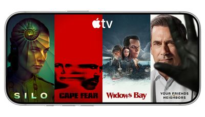 "Míralo en vivo en Apple TV" en la esquina izquierda, jugadores de fútbol corriendo y uno de ellos pateando la pelota en el panel izquierdo, autos de Formula 1® corriendo en el panel central y jugadores de béisbol en el panel derecho, además del logotipo de Apple TV en la esquina derecha