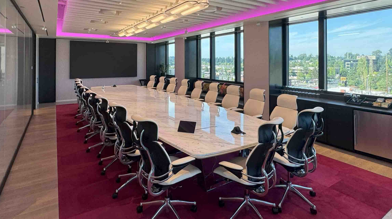 Una zona con asientos y una muestra de innovadores de marca en el centro para sesiones informativas ejecutivas de Bellevue, WA.