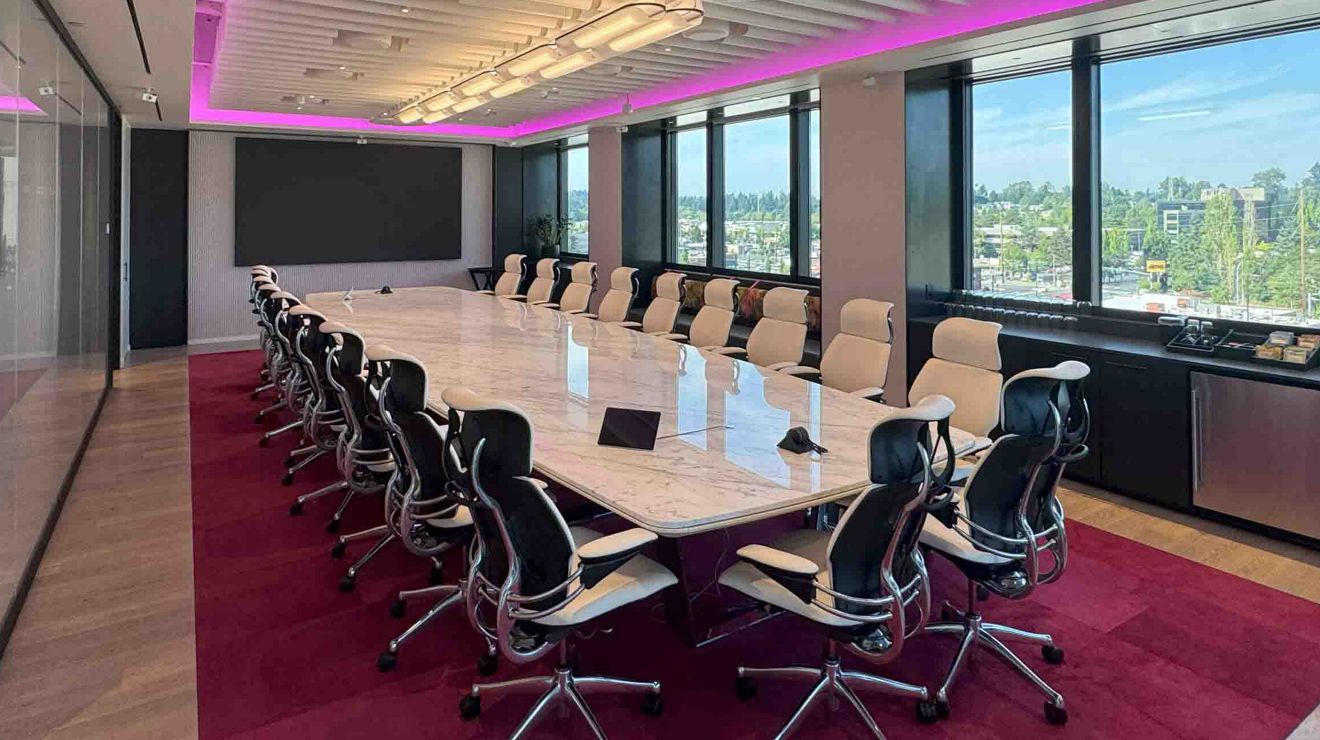 Una zona con asientos y una muestra de innovadores de marca en el centro para sesiones informativas ejecutivas de Bellevue, WA.