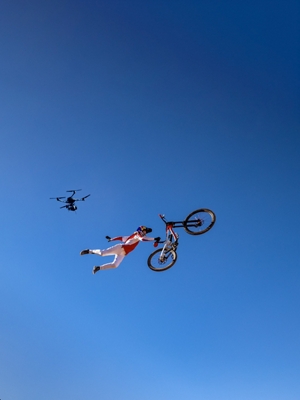 Un dron captura a un ciclista haciendo una pirueta en el aire.