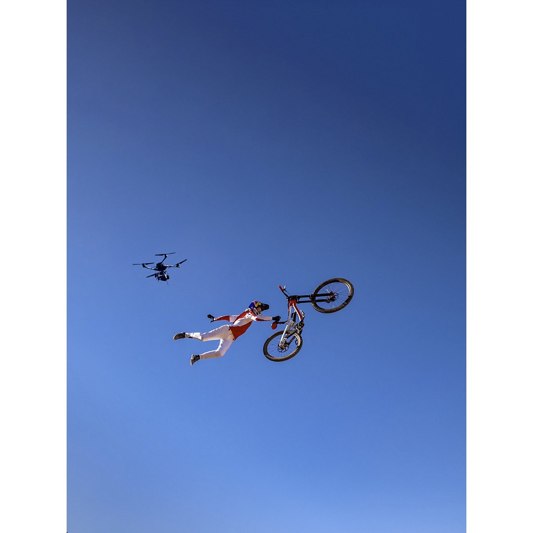 Un dron captura a un ciclista haciendo una pirueta en el aire.