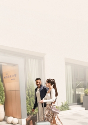 Una mujer parada en el vestíbulo del hotel Hilton con un bolso en la mano.