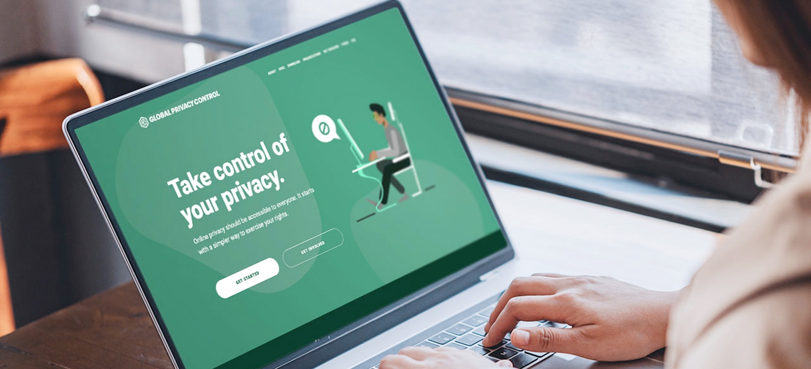 Cliente visitando el sitio web Control de Privacidad Global en su laptop.