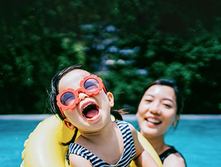 madre e hija en la piscina