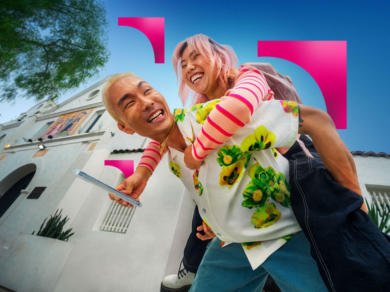 Dos amigas con atuendos coloridos riendo