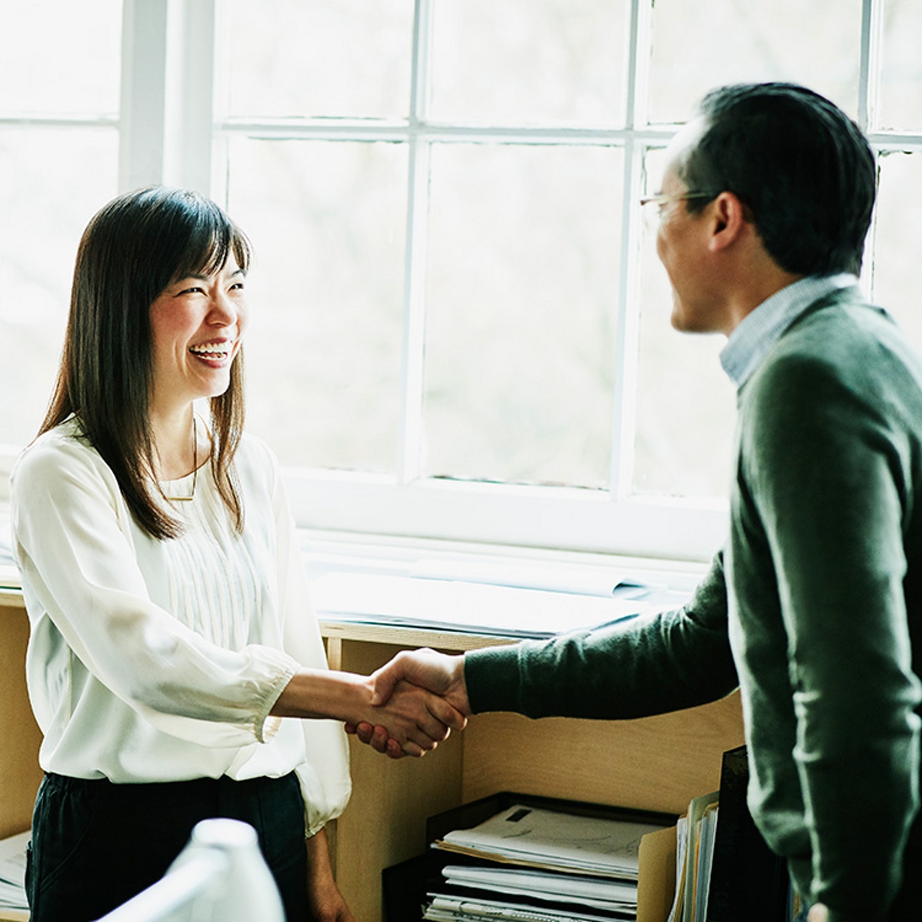 Dos empresarios dándose la mano.