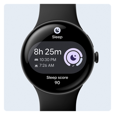 Google Pixel Watch negro 4 en modo reposo mostrando las horas de sueño y la puntuación del sueño, sobre un fondo en blanco.