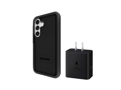 Un teléfono con una funda Pelican negra junto a una base de carga rápida negra.