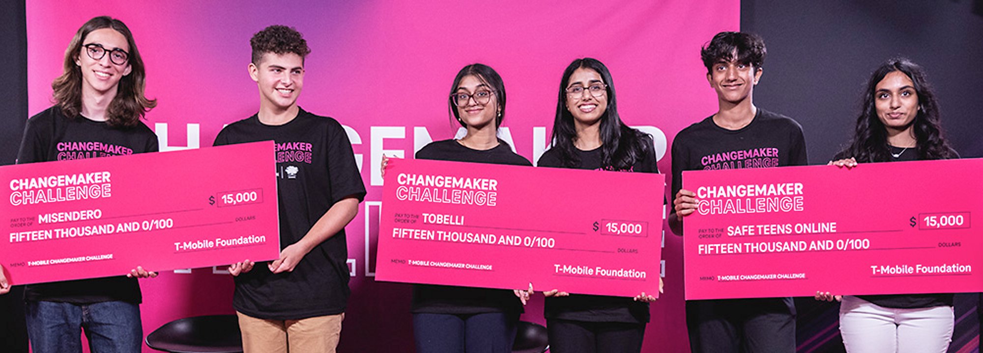 Estudiantes de Changemaker recibiendo financiamiento como ganadores de la categoría de 2022: MiSendero, Tobelli y Safe Teens Online.