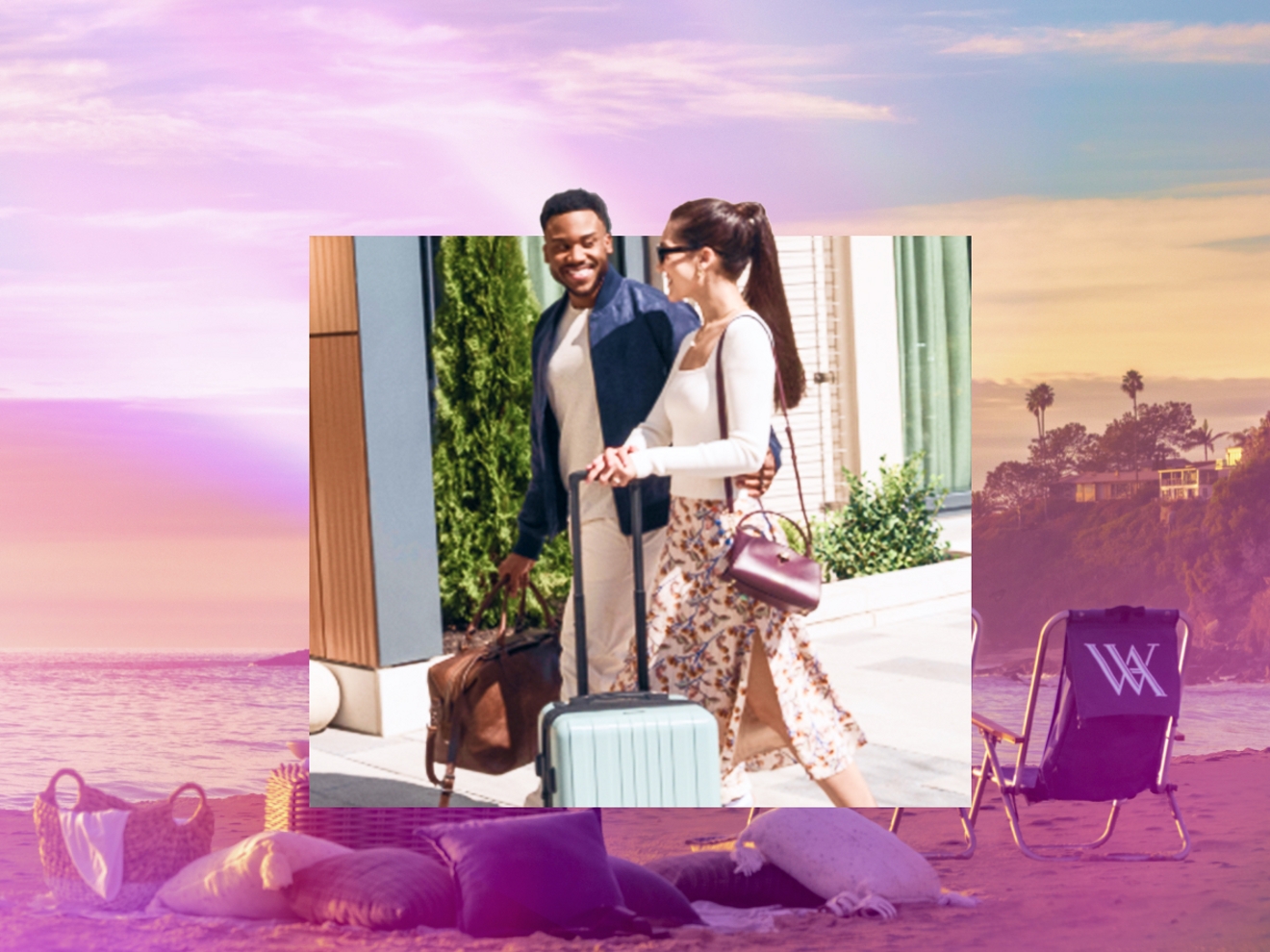 Con una playa al atardecer de fondo, una pareja arrastra su equipaje para entrar en un hotel Hilton.