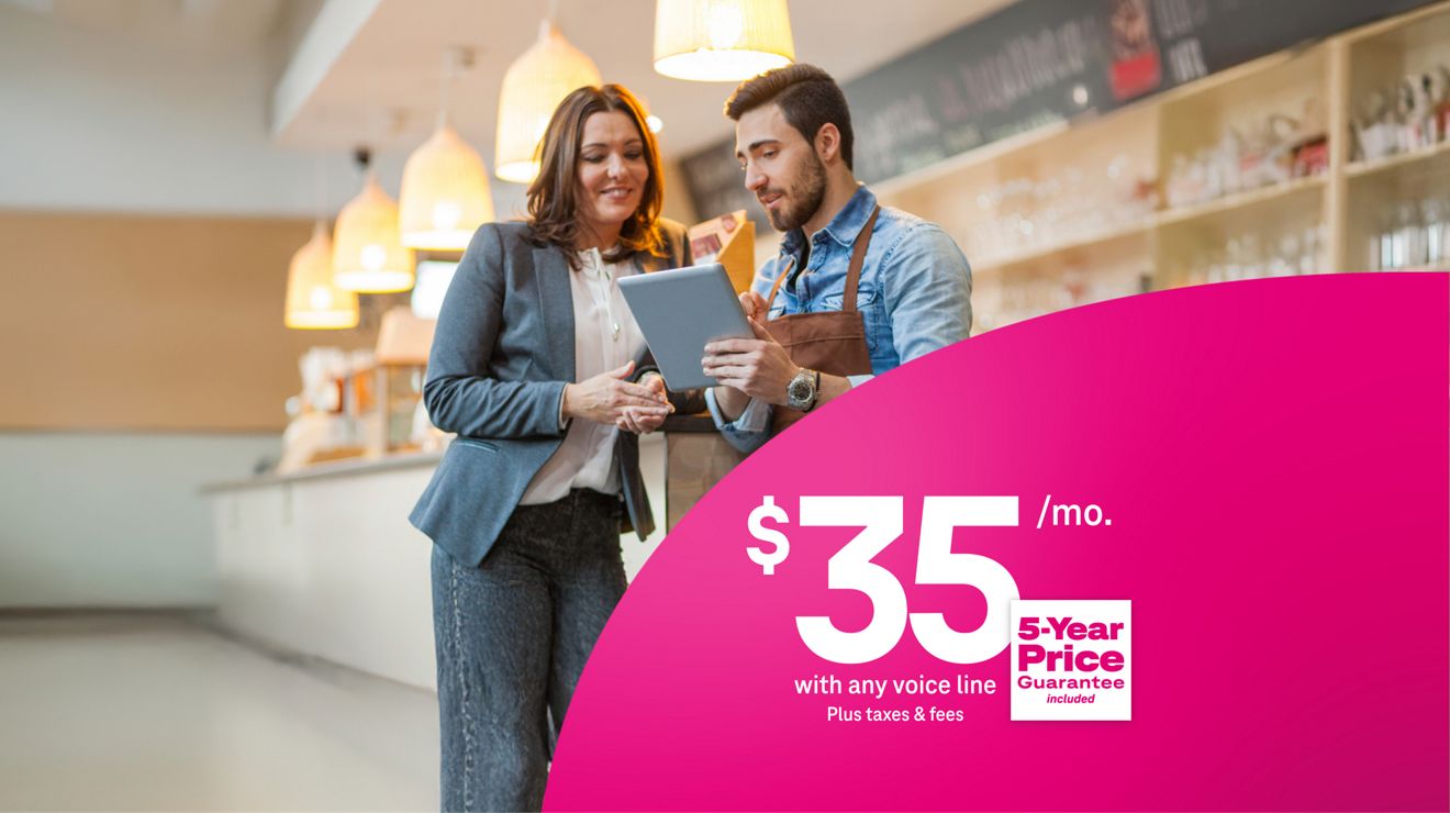 Un barista y un gerente usan Internet 5G para empresas en una tablet por $35 al mes con línea de voz elegible más impuestos y cargos, incluye precio garantizado por 5 años.