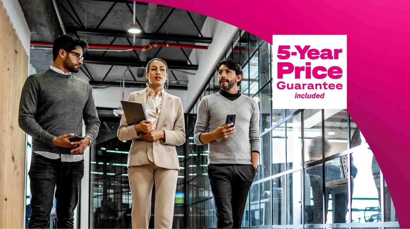 Texto de Precio garantizado por 5 años y una foto de tres trabajadores con tablets y teléfonos en el pasillo de una oficina.