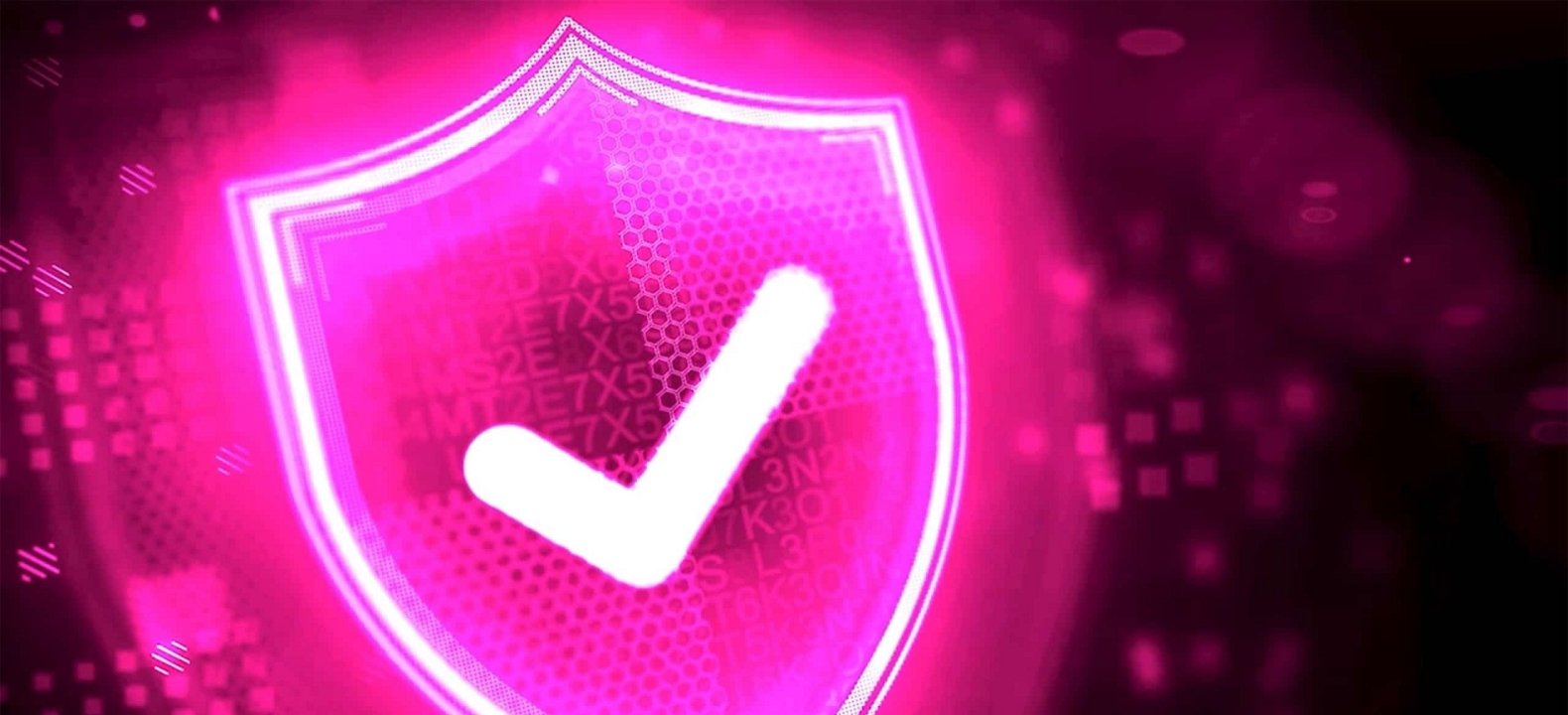 Un escudo de ciberseguridad magenta con una marca de verificación blanca.