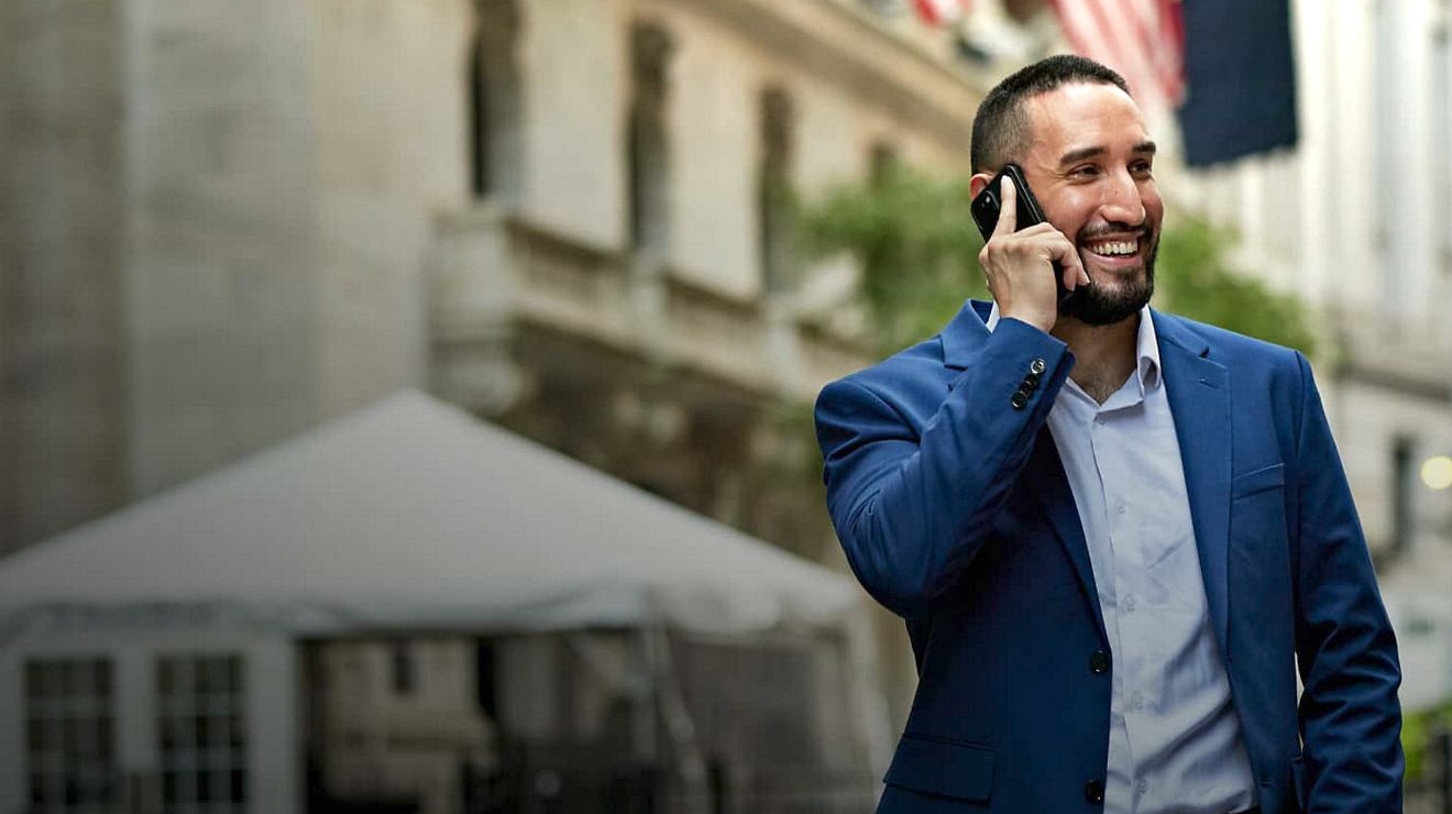 Una paramédica cerca de una ambulancia utiliza una tablet con Direct Connect, un servicio Push-to-Talk (pulsar para hablar).