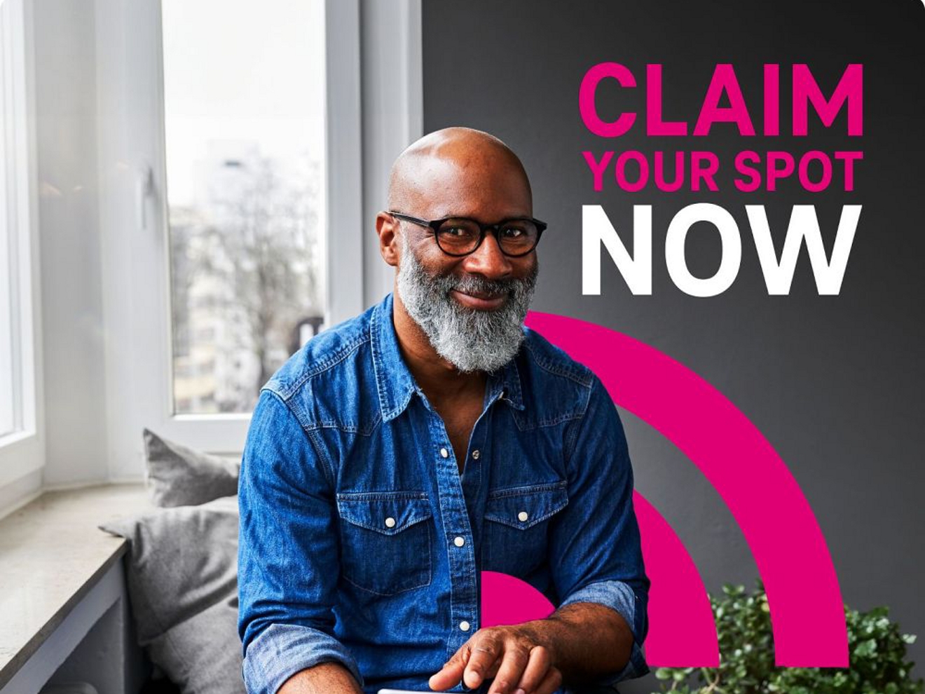 Persona con gafas sonriendo mientras sostiene una tablet