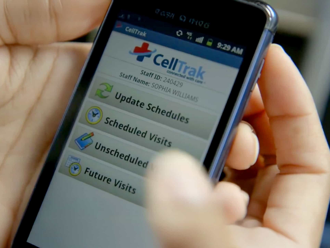 Un proveedor de cuidados a domicilio consulta sus visitas programadas a través de una app en un dispositivo móvil.