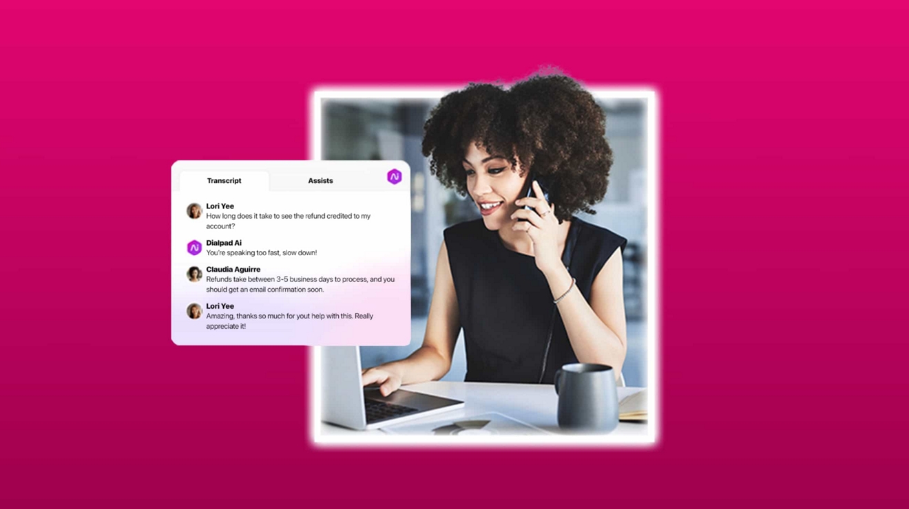 Un representante de ventas utiliza la transcripción en tiempo real y la asistencia de Dialpad Ai para ayudar a un cliente por teléfono.