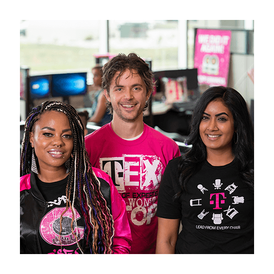 Tres miembros del equipo T-Mobile sonriendo a la cámara