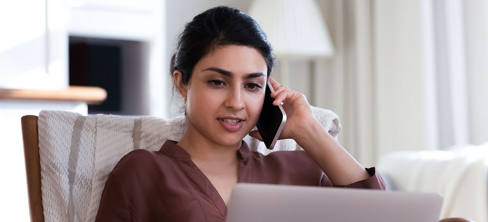 Persona hablando por teléfono.