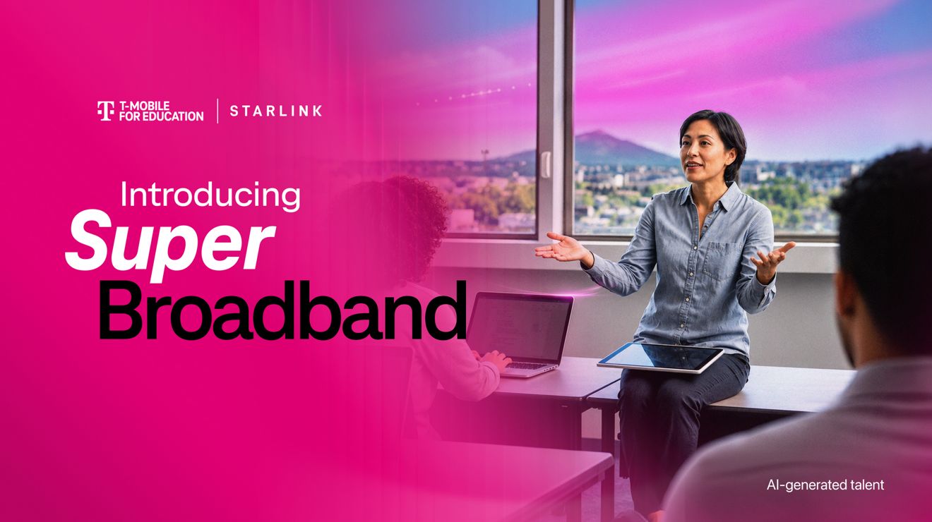 En la presentación de SuperBroadband con Starlink de T-Mobile® Para Educadores, un instructor imparte una clase utilizando una tablet conectada.