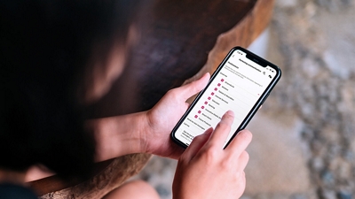 Mujer sosteniendo un teléfono