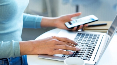 Una persona configurando sus preferencias de No vender, ni compartir mis datos personales en su teléfono y laptop.