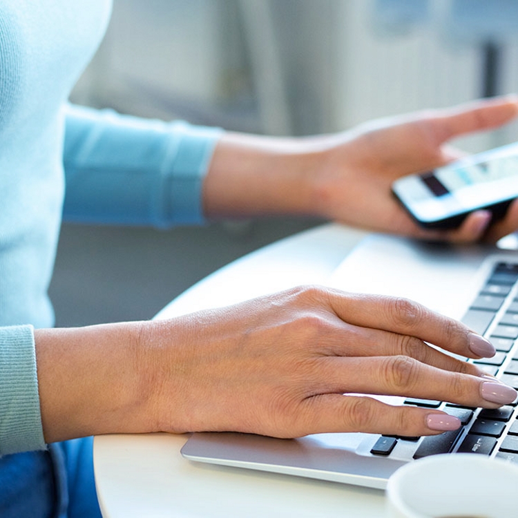 Una persona configurando sus preferencias de No vender, ni compartir mis datos personales en su teléfono y laptop.