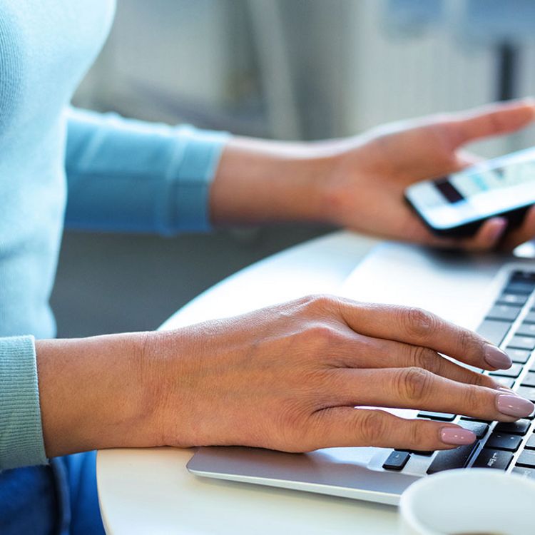 Una persona configurando sus preferencias de No vender, ni compartir mis datos personales en su teléfono y laptop.