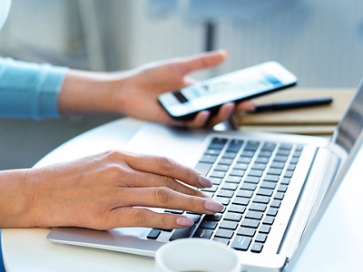 Una persona configurando su preferencia de No venda, ni comparta mis Datos Personales en su laptop.