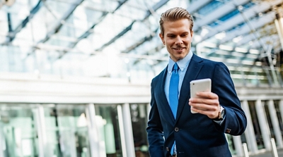 Una paramédica cerca de una ambulancia utiliza una tablet con Direct Connect, un servicio Push-to-Talk (pulsar para hablar).