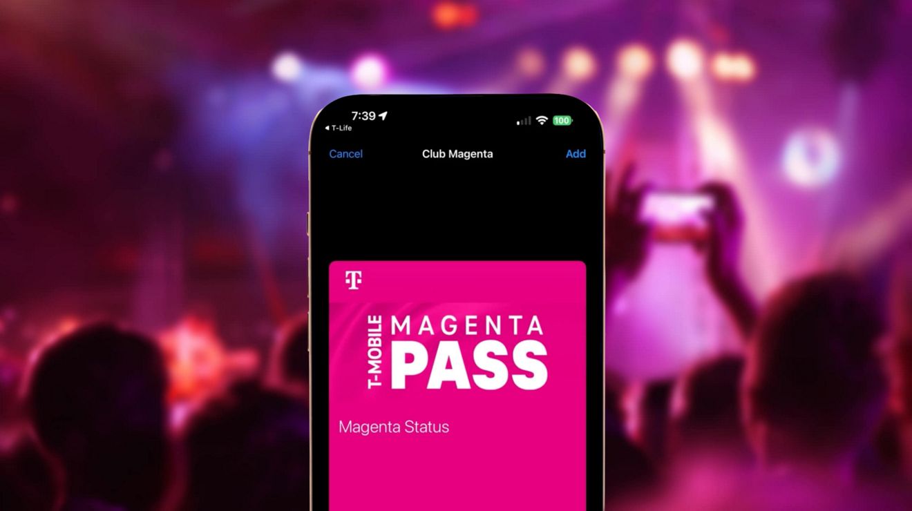 Un smartphone conectado de T-Mobile muestra Magenta Pass con imágenes de un concierto en vivo en el fondo.