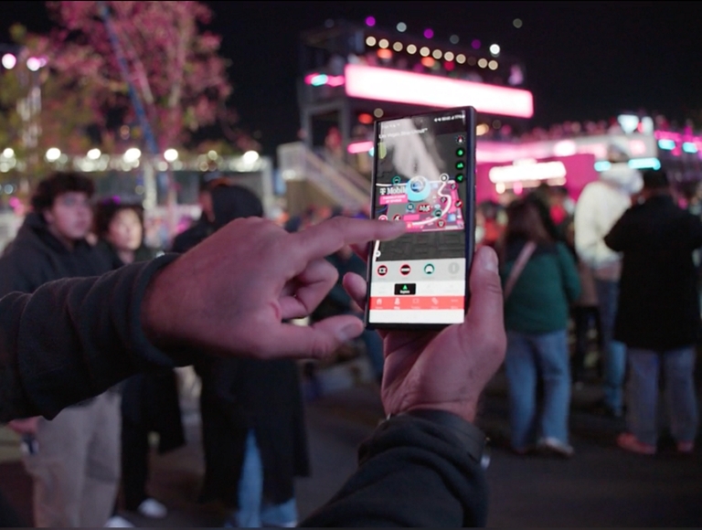 Alguien sosteniendo un teléfono mostrando la app F1 Las Vegas.