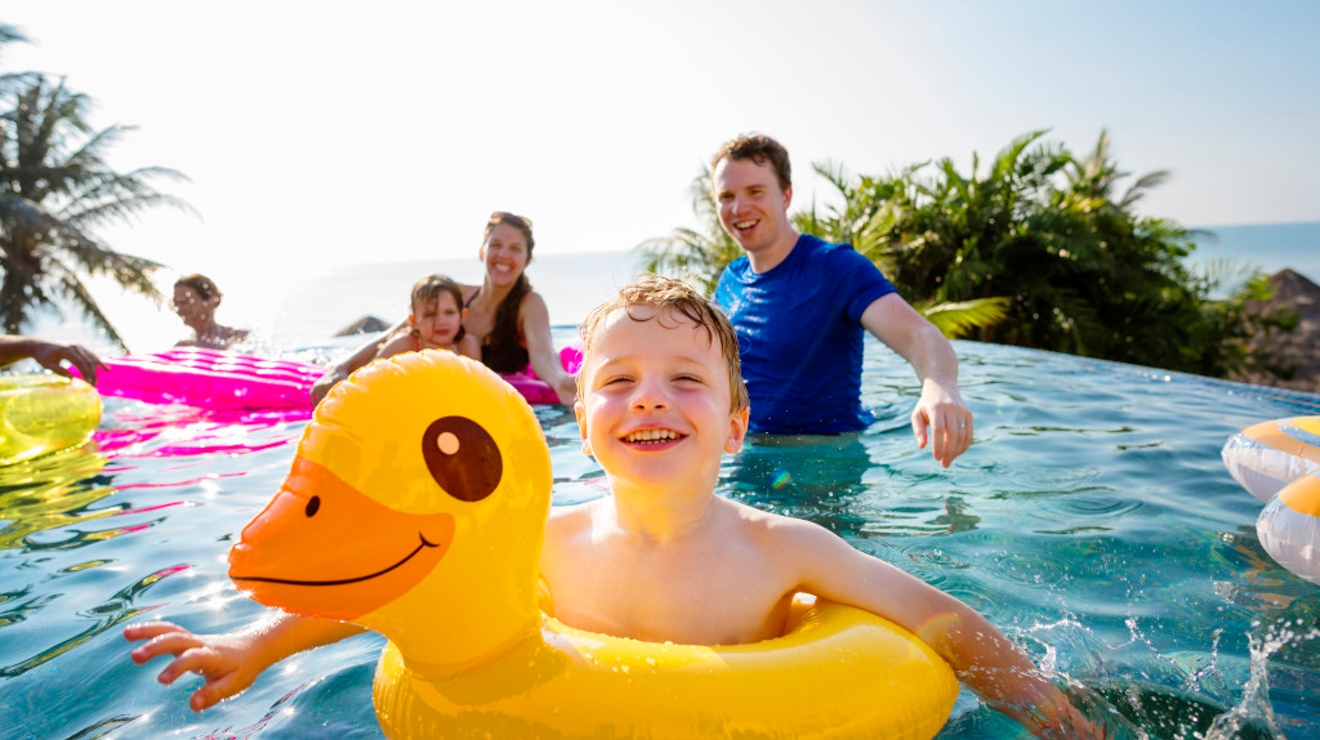 Familia jugando en una piscina
