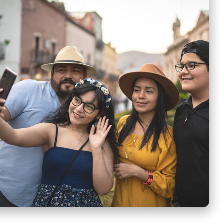 Familia de cuatro posando para un selfie.