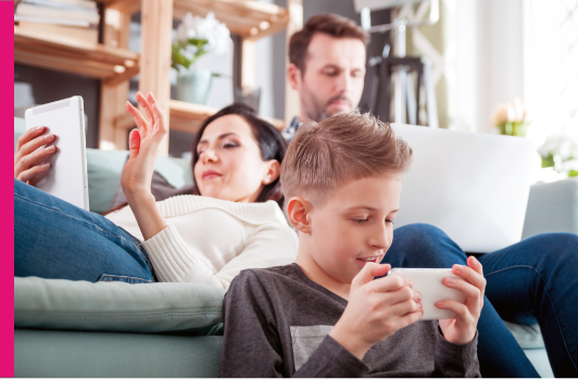 Familia usando teléfonos