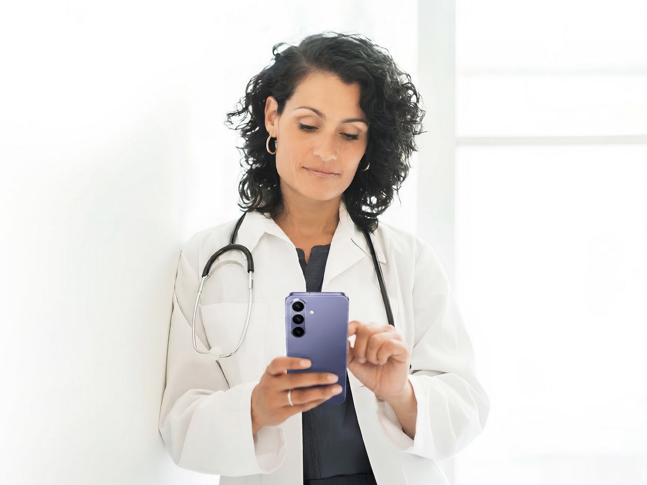 Un profesional sanitario usa un Samsung Galaxy S26 Ultra con T-Mobile para estar en contacto con sus colegas y pacientes.