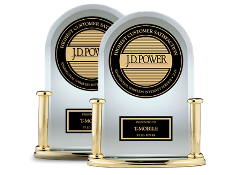 Dos trofeos de J.D. Power colocados uno junto a otro.